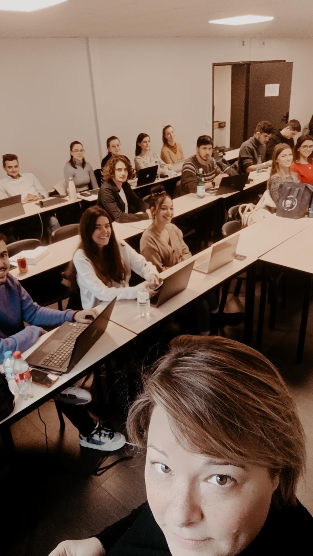 Sabrina Carlier face à une promotion d’étudiants en salle de cours