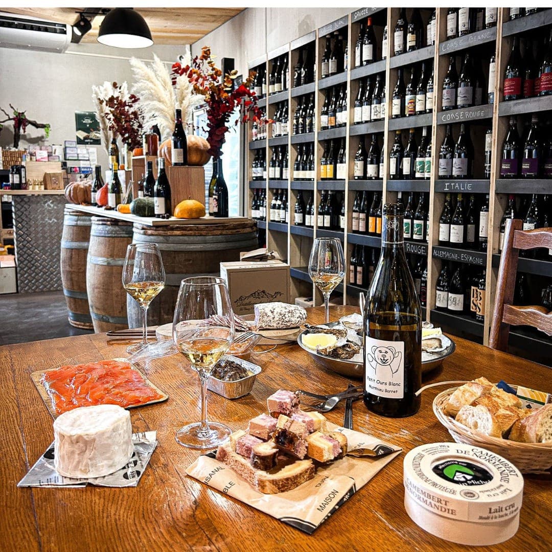 Fromages, pain, bouteilles ouvertes