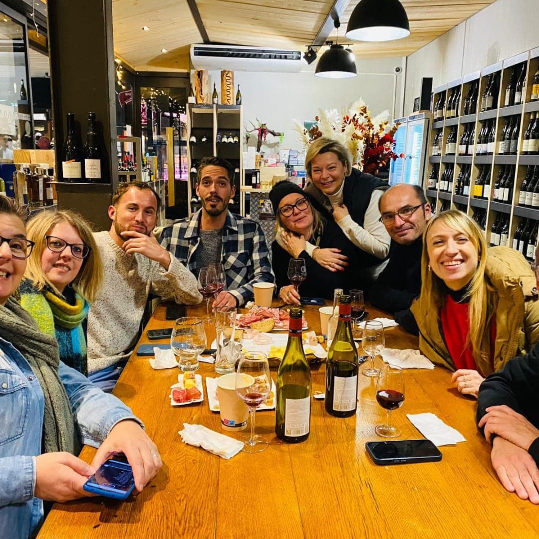Une table, et tout le monde autour