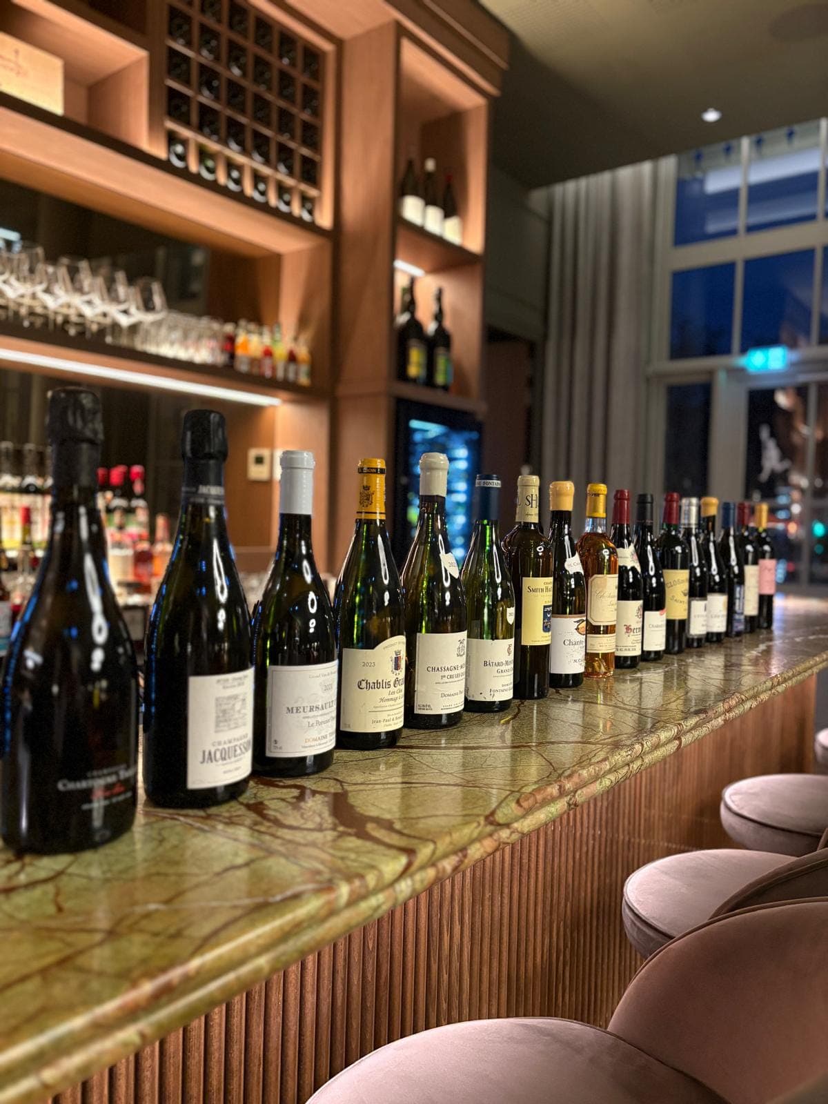 Rangée de bouteilles alignées sur le bar d’un établissement